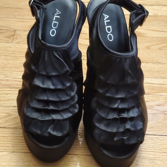 Sexy satin ruffle layered peep toe heels - Picture 2 of 5